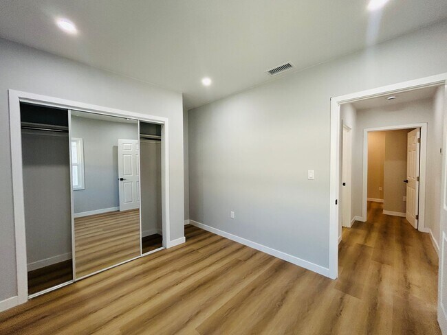 Building Photo - Fully Remodeled 3-Bedroom Home with Front ...