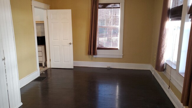 Building Photo - 3 bd, 1 ba house just north of downtown, w...