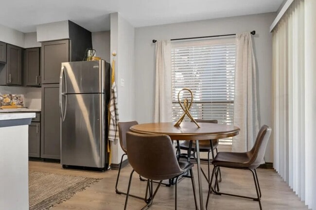 Building Photo - 10951 Laureate Dr