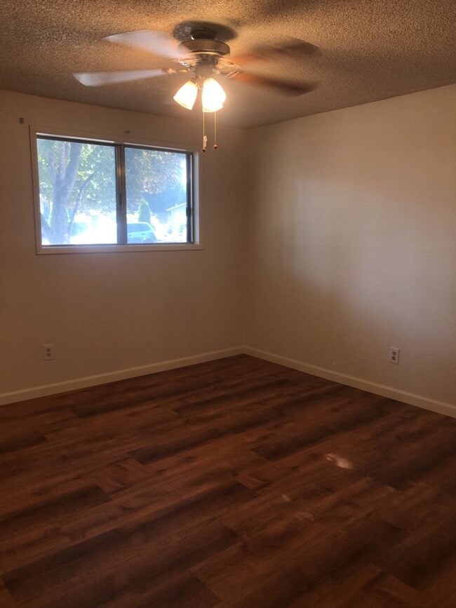 Building Photo - Spacious 3 Bedroom Home with Retro Charm!