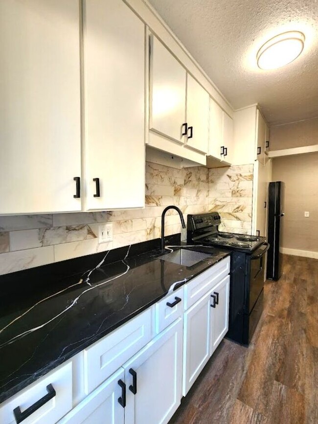 Building Photo - Fantastic 1 Bed 1 Bath Duplex in Shartel B...