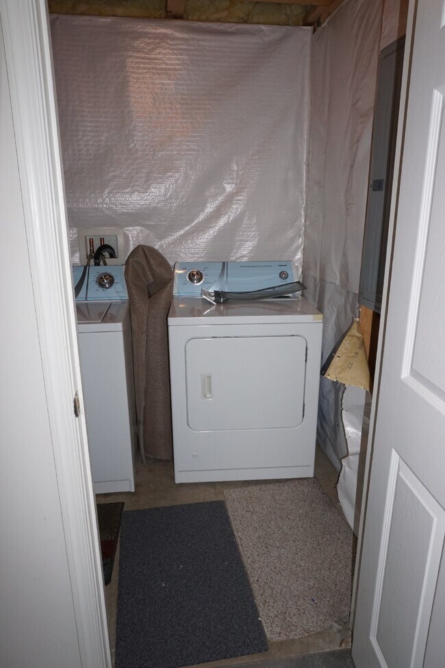 Building Photo - 3-Level TH, 3 BR, 2.5 BA, Garage