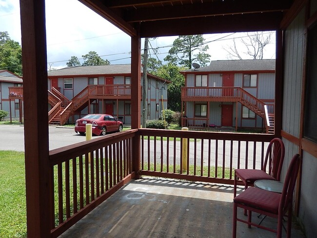 Building Photo - 303 S Lipona Rd