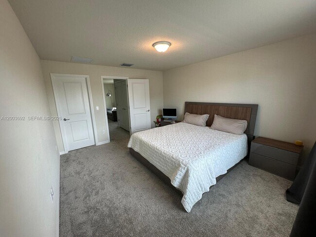 Building Photo - 3235 Watercress Dr