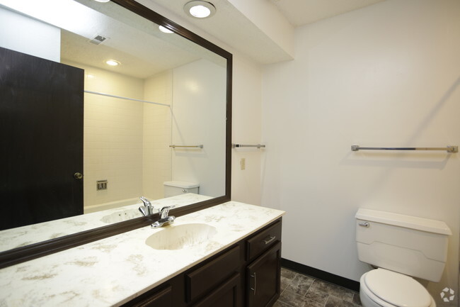 1 Bedroom w/Island Kitchen (Newly Remodeled) - Midtown Place Apartments