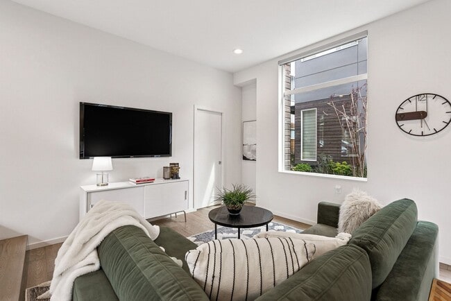 Building Photo - Judkin Parks Townhome