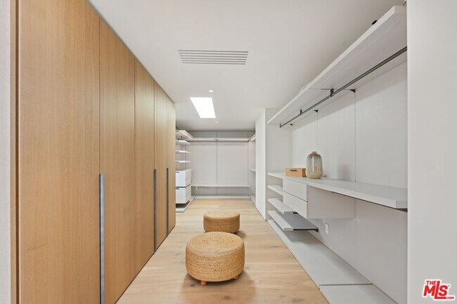Building Photo - 2501 Banyan Dr