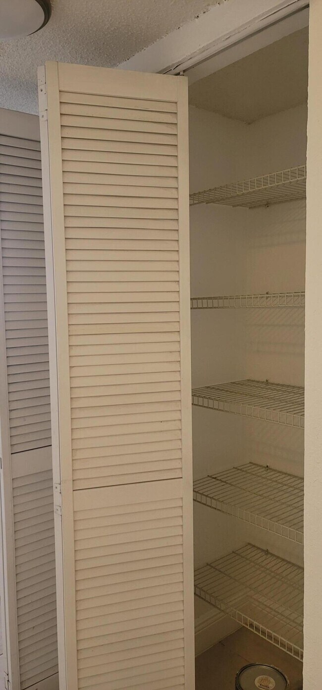 Building Photo - 1523 Lake Crystal Dr