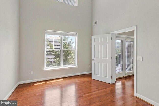 Building Photo - 501 Hungerford Dr