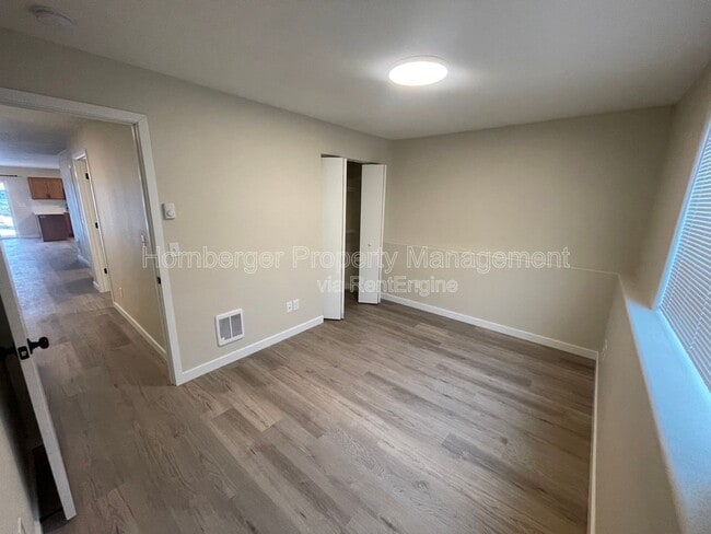 Building Photo - 1605 E Hartson Ave