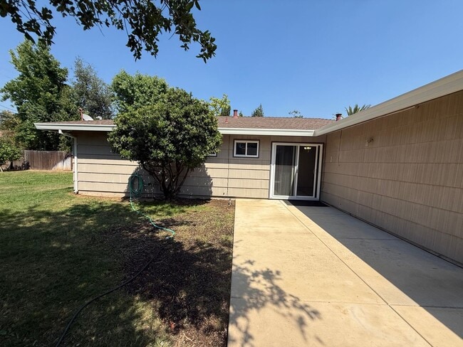 Building Photo - 3 bed 2 bath available in Sacramento!