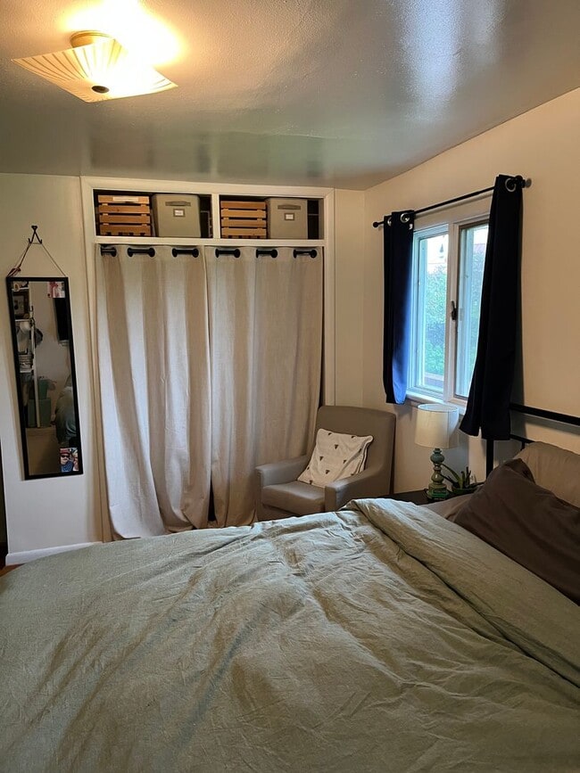 Building Photo - FULLY FURNISHED Midtown Three Bedroom Space for Rent, Great Location!