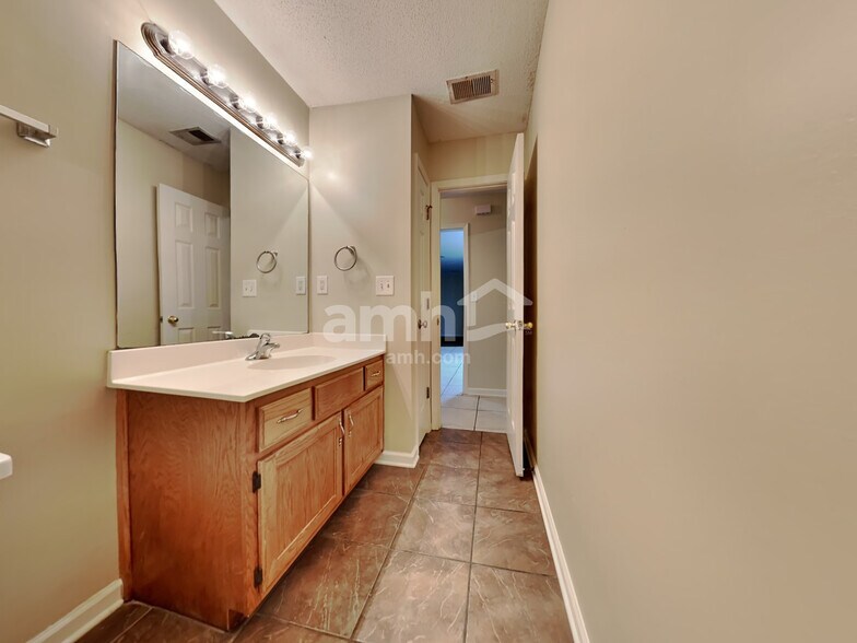 Building Photo - 2713 Country Glade Cv N