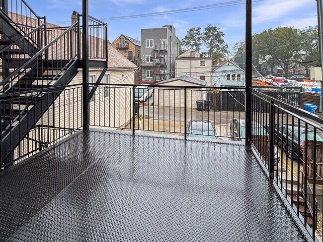 Building Photo - 1634 W Cermak Rd