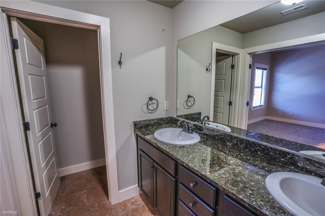 Building Photo - 3 br, 3.5 bath Townhome - 1304 Essex Manor...