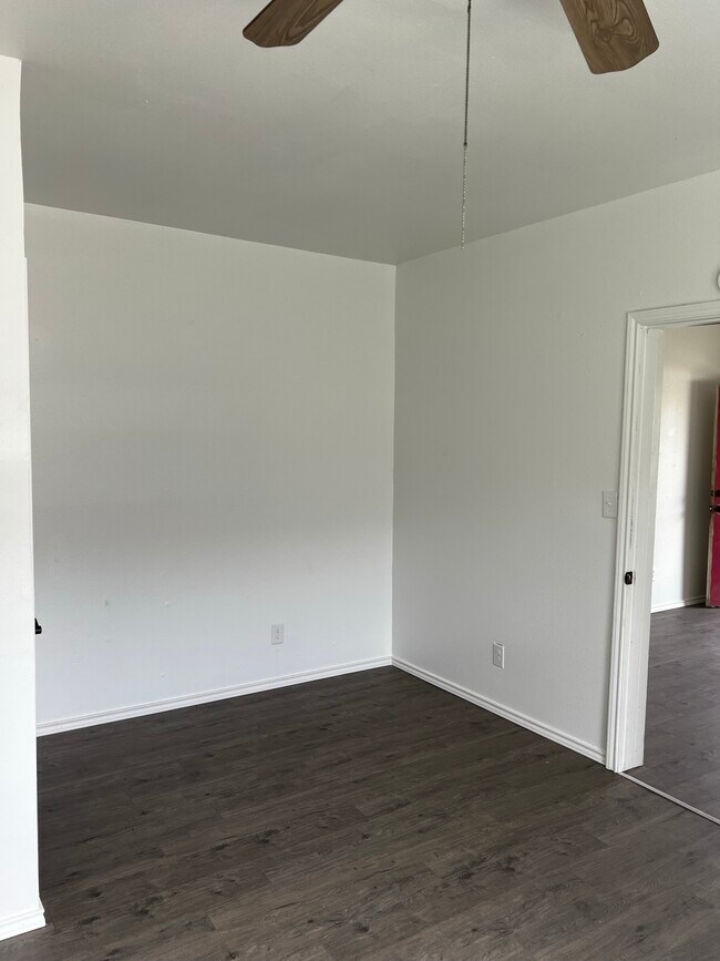 Building Photo - 522 W Alice Ave