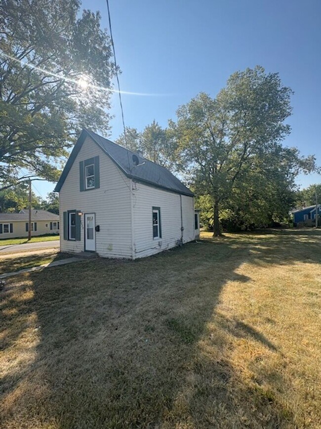 Building Photo - 2 bedroom / 2 bathroom signal family home ...