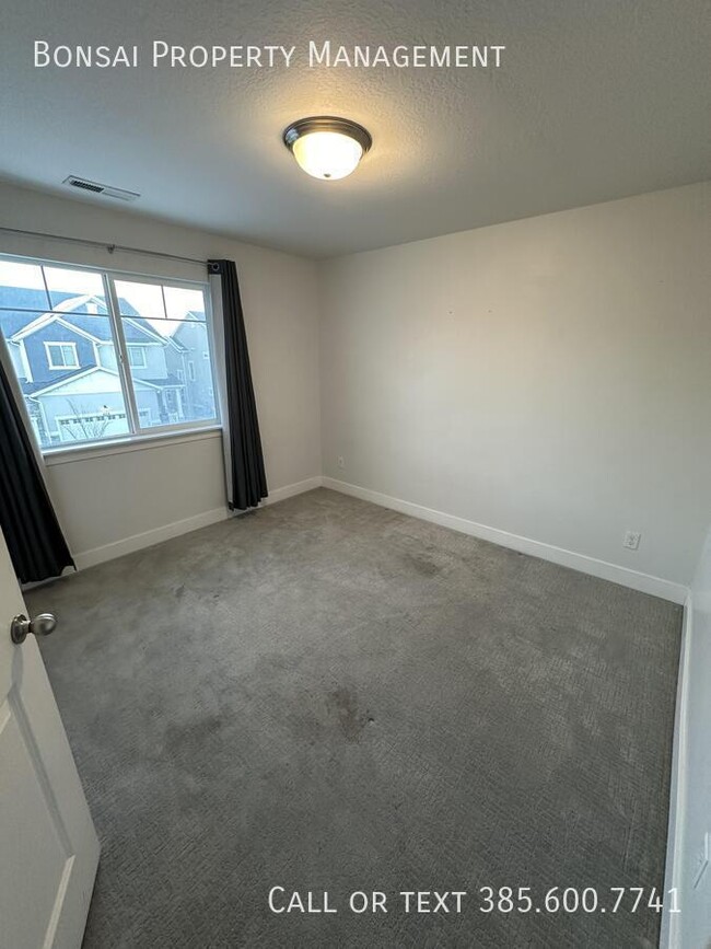 Building Photo - Beautiful Newer Construction Townhome in H...