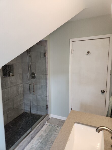 Building Photo - 316 S Grove Ave