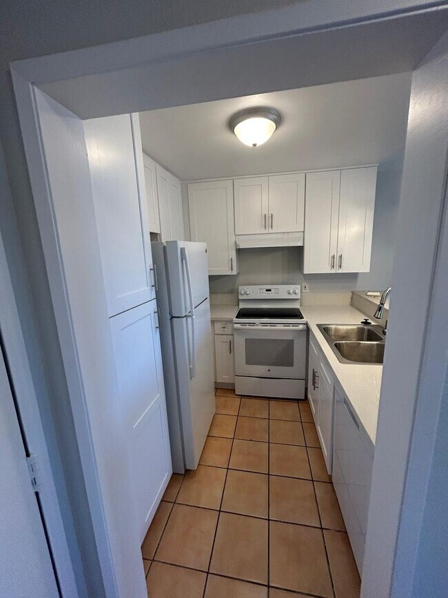 Building Photo - Spacious 1 bedroom Condo with Beautiful Views! Water, sewer, and trash included! Move In Ready!