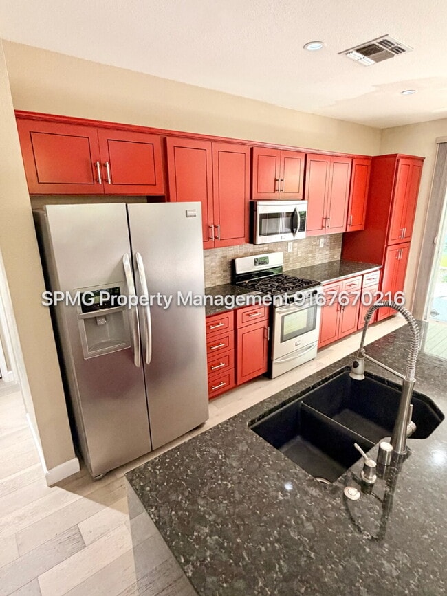 Building Photo - Beautiful 4 Bed / 3 Bath Home in Prime Roseville Location – Across from Park!