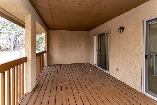 Building Photo - Spacious & Bright Broadmoor Townhome with Covered Deck!