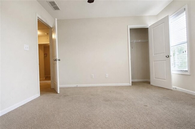 Building Photo - 2132 Greencrest Cir