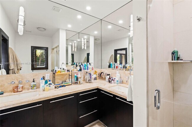 Building Photo - 2 SW 24th Rd