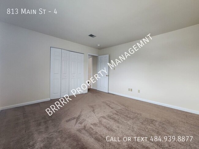 Building Photo - Garabe parking, storage unit and on-site l...