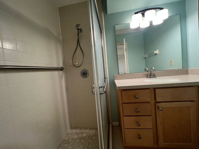 Building Photo - Beautiful 3 bed 2.5 bath townhome
