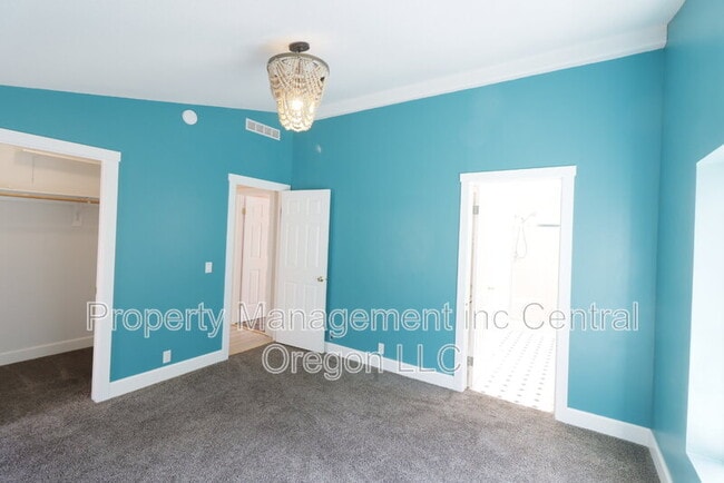 Building Photo - 15550 Rim Dr