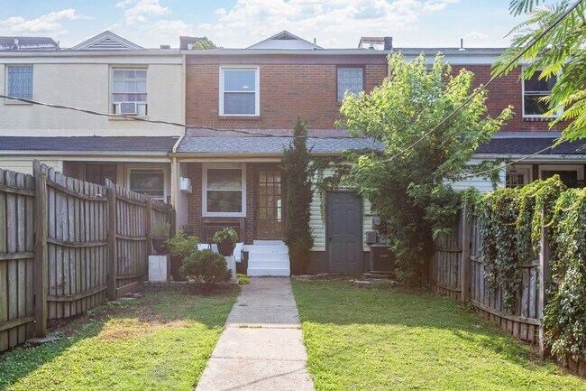 Building Photo - Bright East Nashville Townhome!