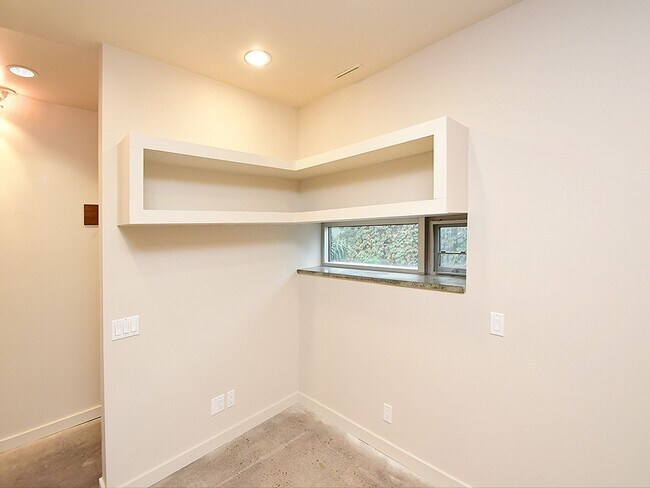 Building Photo - Cool House | 50% Off First Months Rent