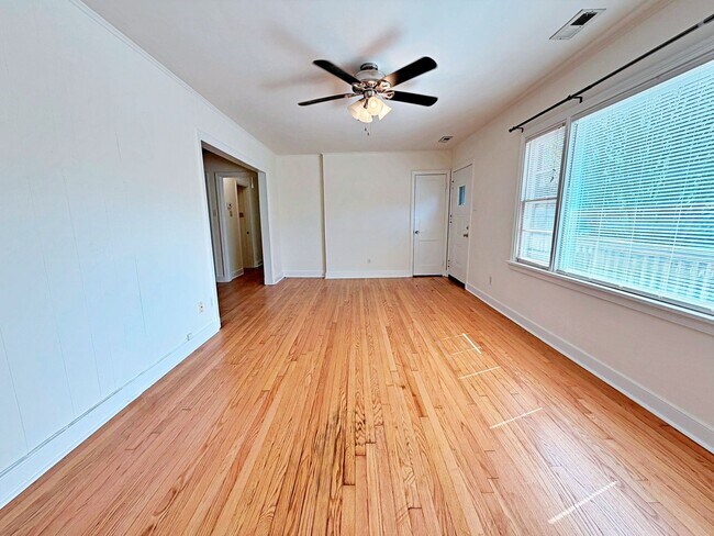 Building Photo - Rancher with Large Back Yard!