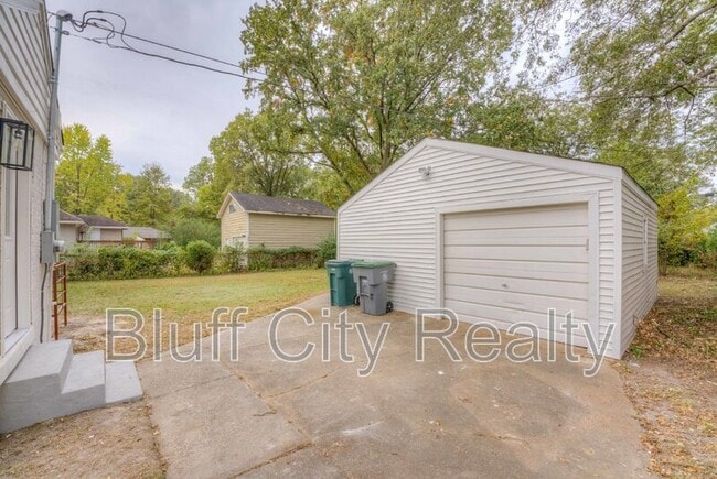 Building Photo - 1363 Colonial Rd