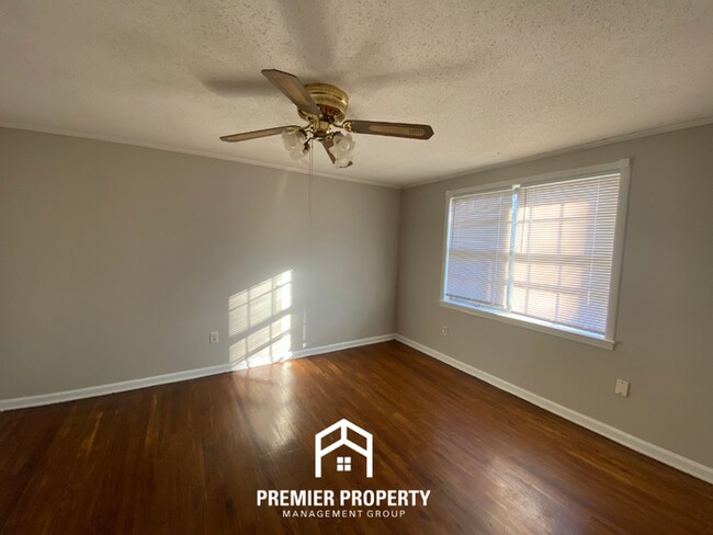 Building Photo - Spacious 4BR/2BA Memphis Home with Den, Fireplace & 2-Car Garage