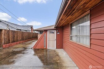 Building Photo - 501 N Oak St