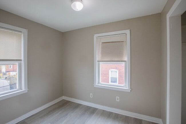 Building Photo - Lovely 2 BR/1 BA EOG Townhome in Brooklyn ...