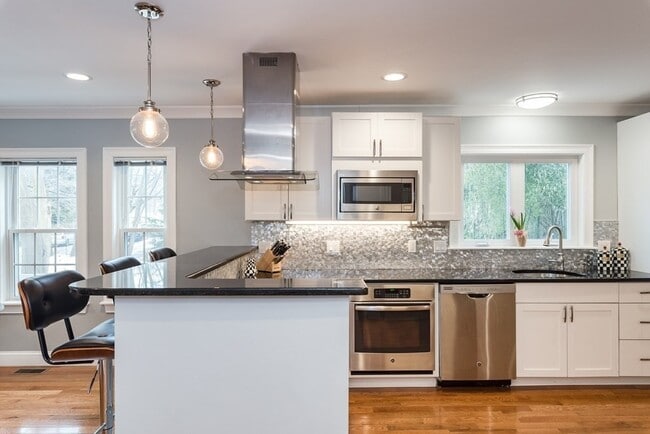 Building Photo - 143 Williams St