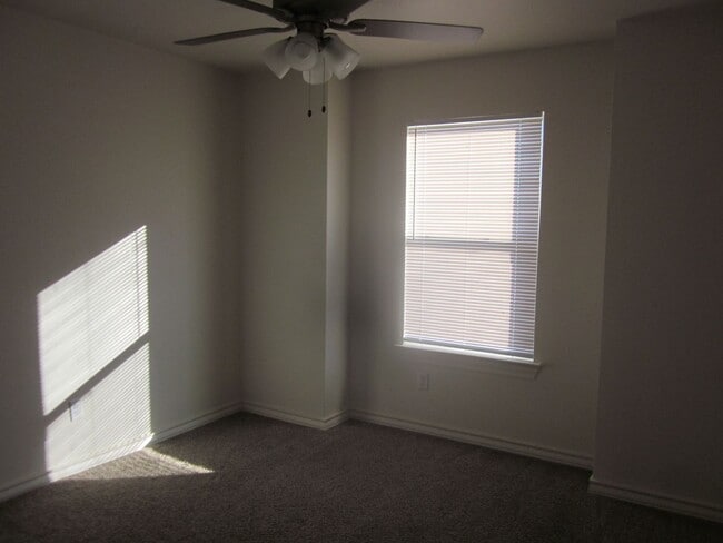 Building Photo - 1102