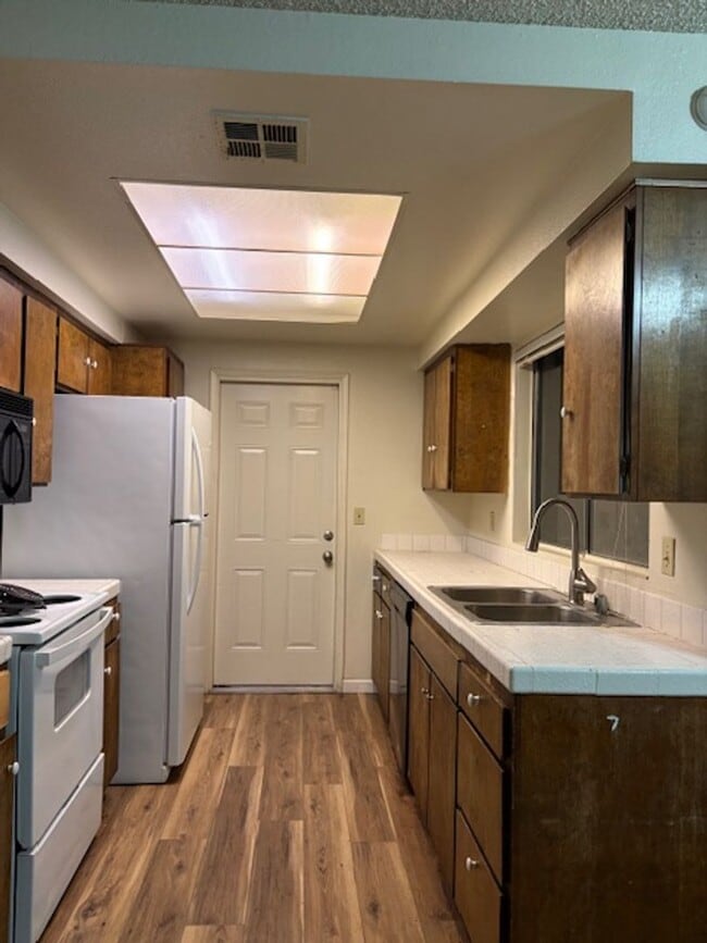 Building Photo - a0080