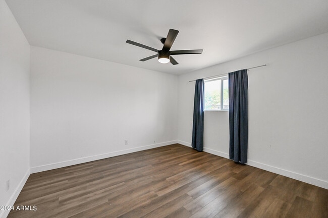 Building Photo - 732 E Vista Del Cerro Dr