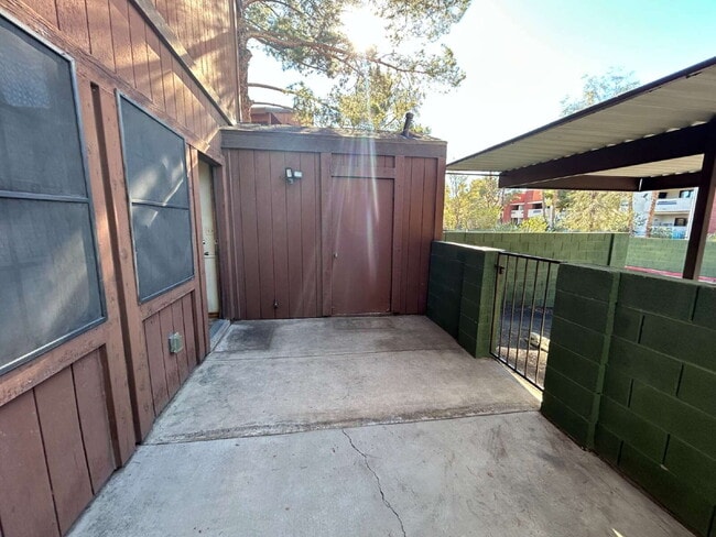 Building Photo - "Charming 2-Bed Townhouse Oasis with 2.5 Baths in Prime Las Vegas Location!"