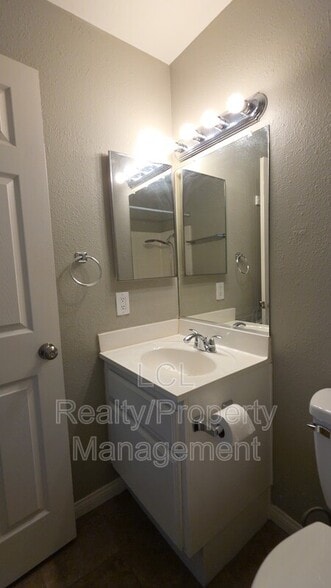 Building Photo - 29940 Evans Rd