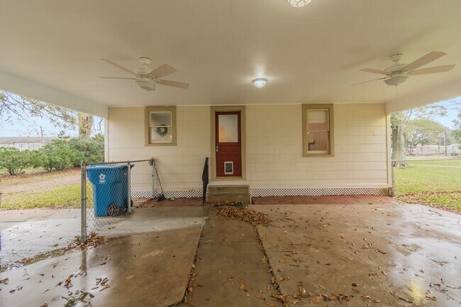 Building Photo - 208 Ella St