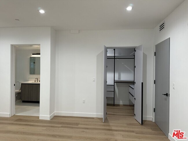 Building Photo - 9842 Vidor Dr