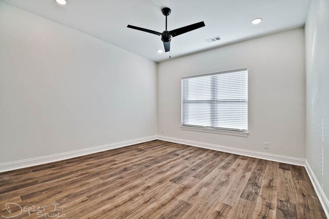 Building Photo - Big Creek Golf Course - 3 Bed 2 Bath Double Garage