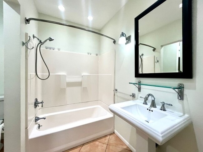 Building Photo - 382 Miraleste Dr