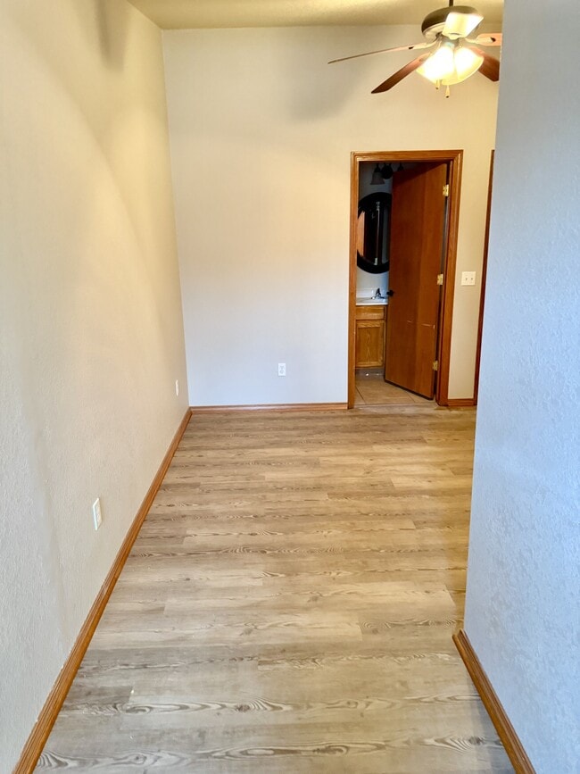 Building Photo - 2204 Lakeview Dr