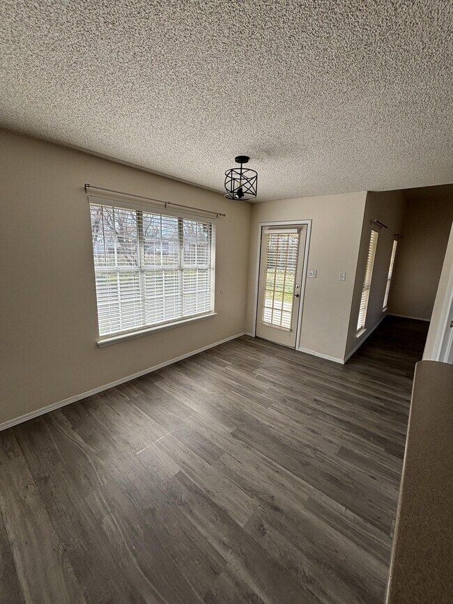 Building Photo - 8812 Skypark Dr